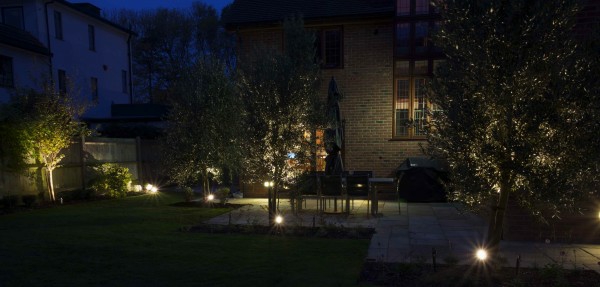 éclairage design jardin moderne