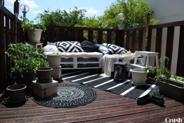 salon de jardin mobilier en palette coussin noir blanc tapis de sol 