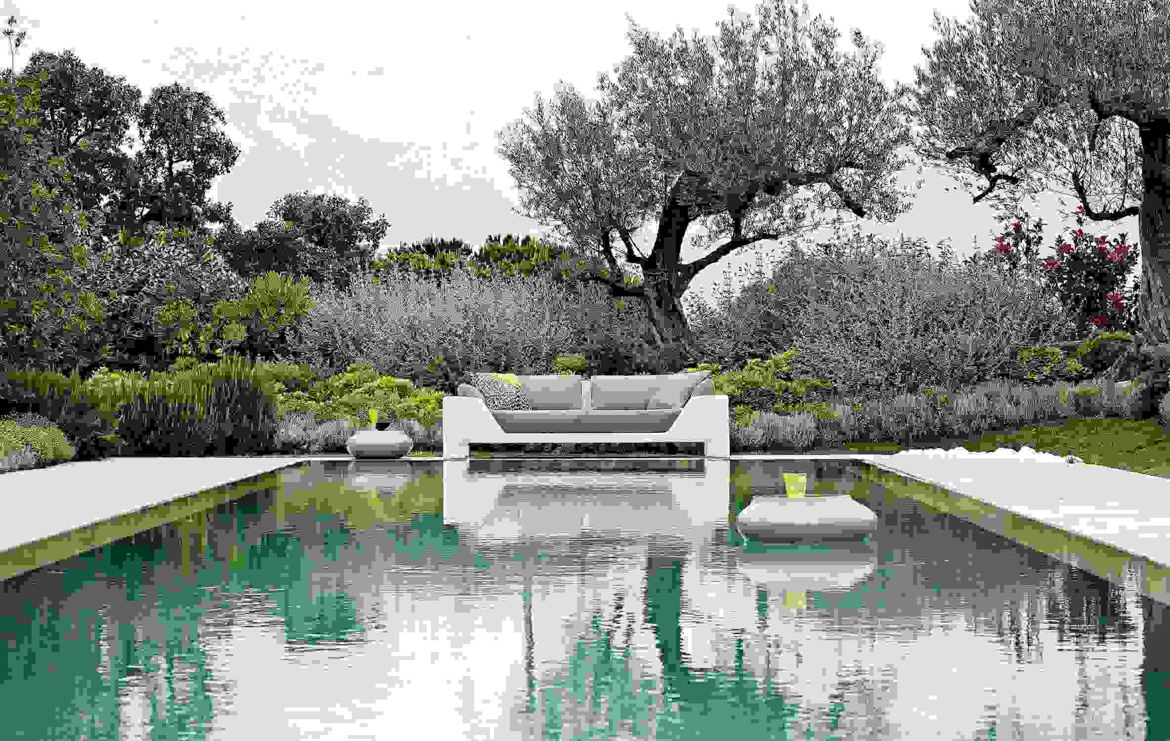 jardin avec piscine idée aménagement canapé de jardin déco