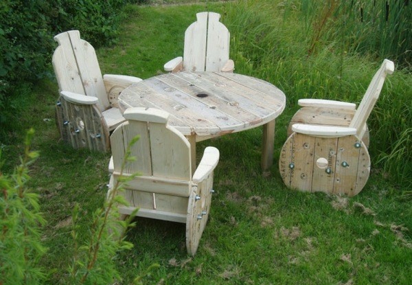 idée aménagement jardin table de jardin en bois chaise de jardin mobilier matériaux recyclable