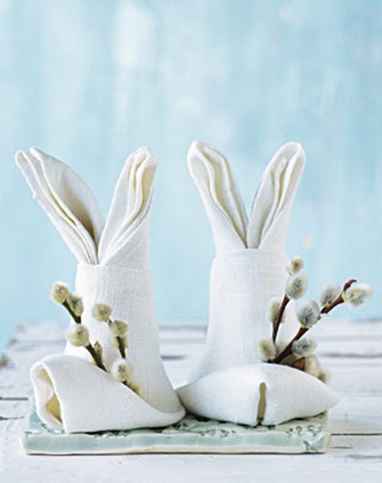 serviettes DIY pliées en forme de lapins
