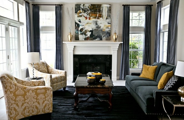 salon design coussins jaunes rideaux idée aménagement salon fauteuil jaune tapis de sol noir table en bois tableau déco cheminée 