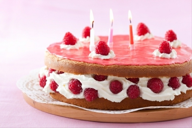 gâteau d'anniversaire maison framboises crème