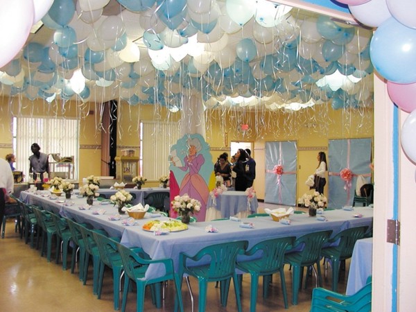 salles de fêtes idées déco ballons bleu blanc fleurs princesse