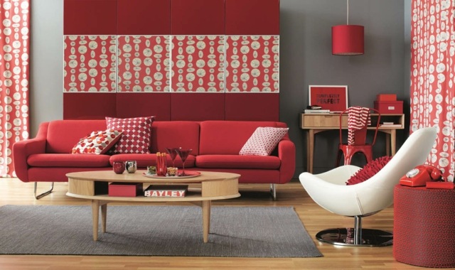 chambre canapé rouge fauteuil blanc table basse en bois lampe suspendue design