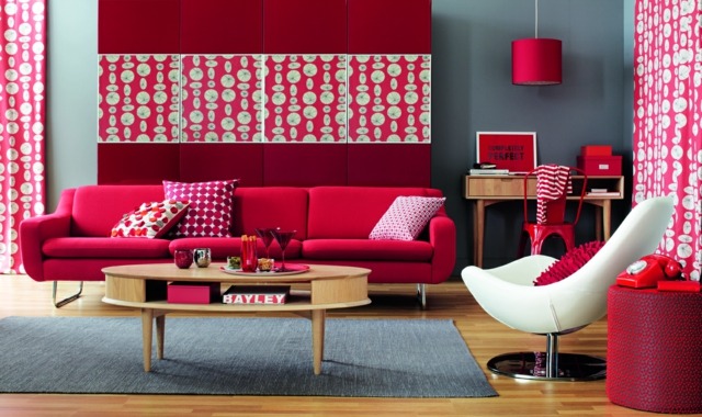 canapé salon rouge rose table basse en bois fauteuil blanche idée déco salon