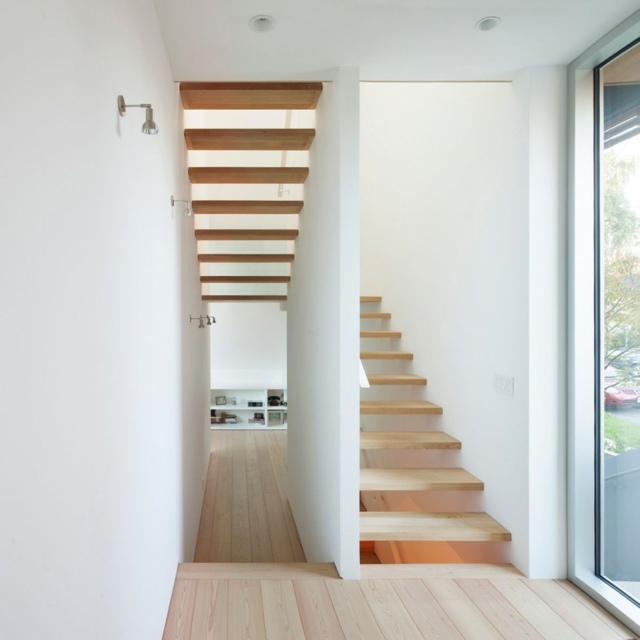 Et encore des escaliers dirait que la maison est composée planches bois