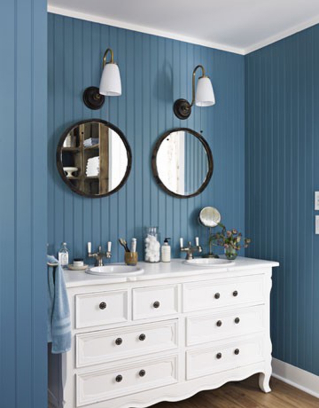 Idée-déco-salle-de-bains-couleur-bleue-mur-commode-blanche