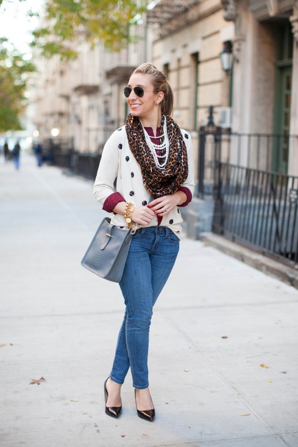accessoires-femme-automne-écharpe-motifs-animaux-tigre-veste-blanche-jeans accessoires femme