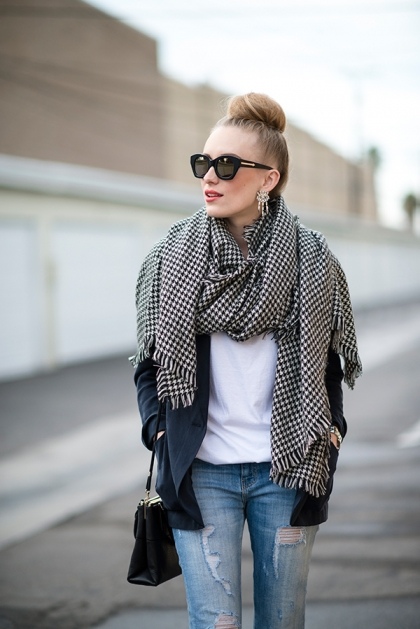 accessoires-femme-automne-écharpe-petits-carreux-noir-blanc-veste-noire