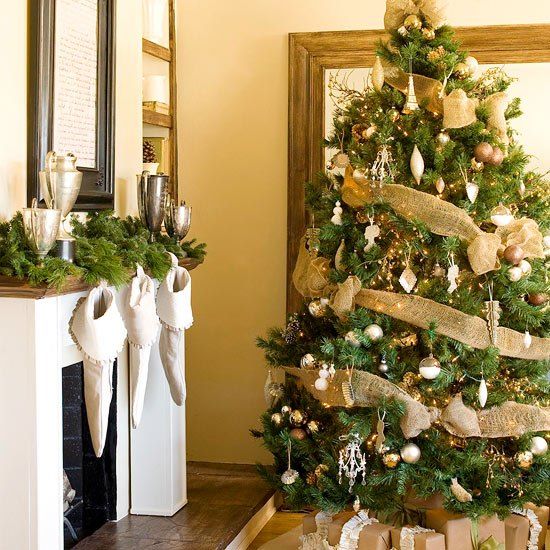 arbre-de-noël-décoration-originale-guirlandes-boules-decoratives-chaussettes
