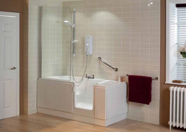 baignoire-douche-idée-originale-paroi-verre-radiateur-salle-de-bains