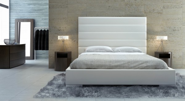 Chambre à coucher de luxe minimaliste avec des murs bruts basique gris