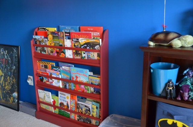 bibliothèque-enfant-idée-originale-couleur-rouge-materiau-bois