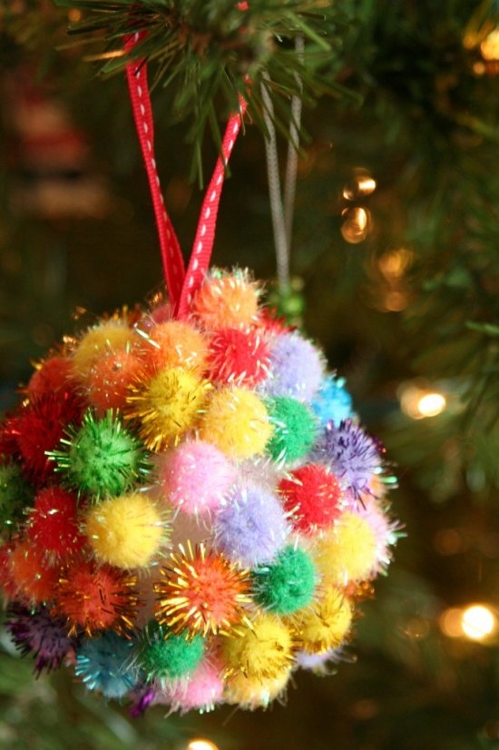 bricolage de Noël pour enfants fabriquer-boule-pompons
