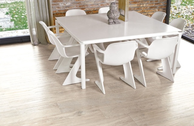 carrelage-imitation-parquet-beige-clair-table-chaises-blanches-élégantes