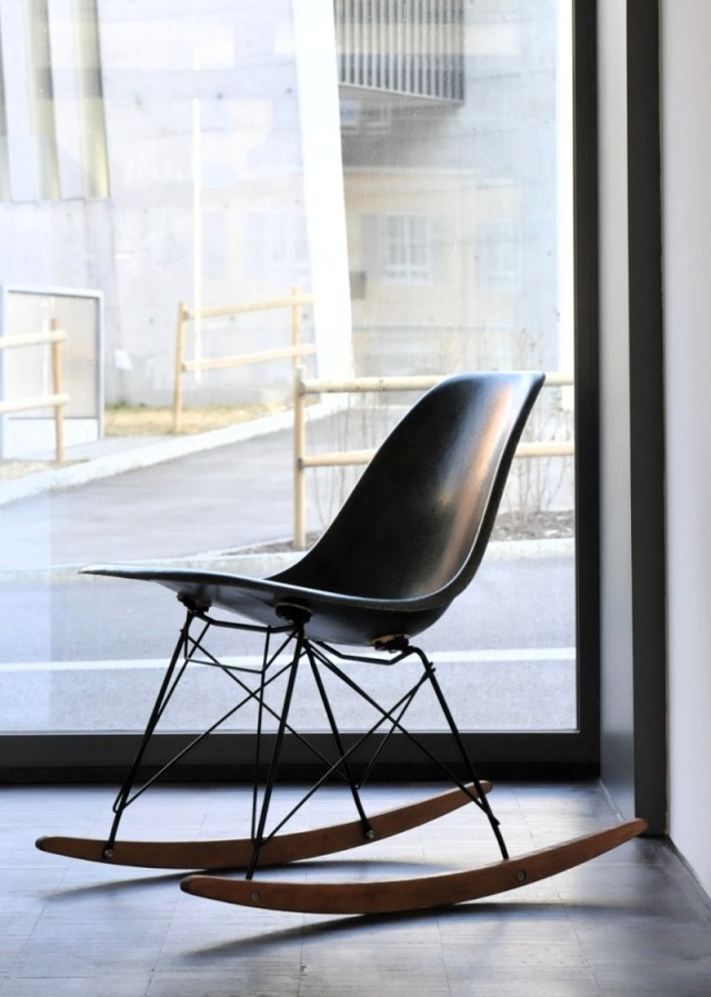 chaise-bascule-design-Eames-RAR-Roker-1950