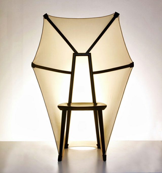 La chaise design fly F-A-B a survolé Paris
