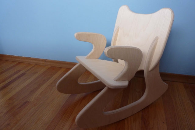 chaise-enfant-idée-originale-chaise-bascule-bois