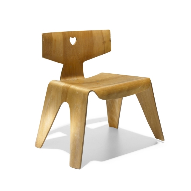 chaise-enfant-idée-originale-decoration-coeur-matériau-bois