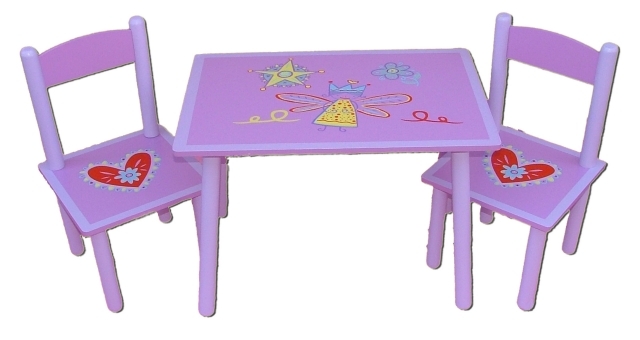 chaise-enfant-idée-originale-décoration-coeurs-table-rectangulaire