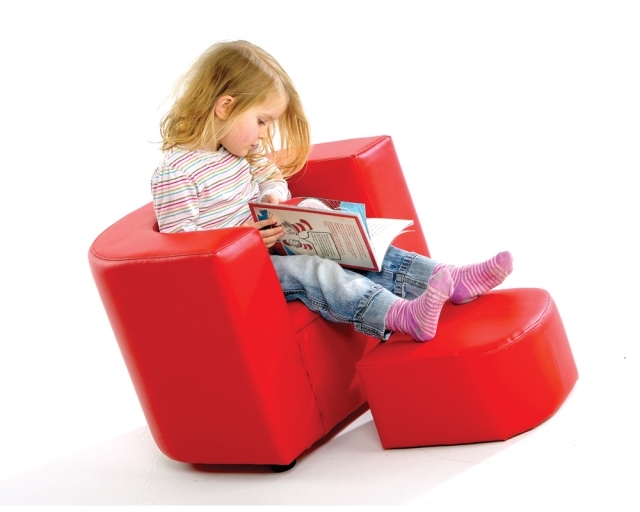 chaise-enfant-idée-originale-fauteuil-rouge-repose-pieds