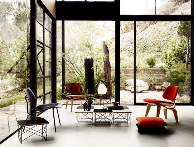 chaises-design-Eames-LCW-salon-baie-coulissante