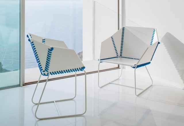 chaises-design-Textile-Gandia-Blasco-blanches-accents-bleus chaises design