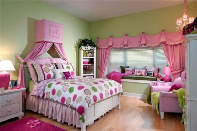 chambre-ado-fille-idée-originale-linge-lit-décoration-cercles-lit-baldaquin