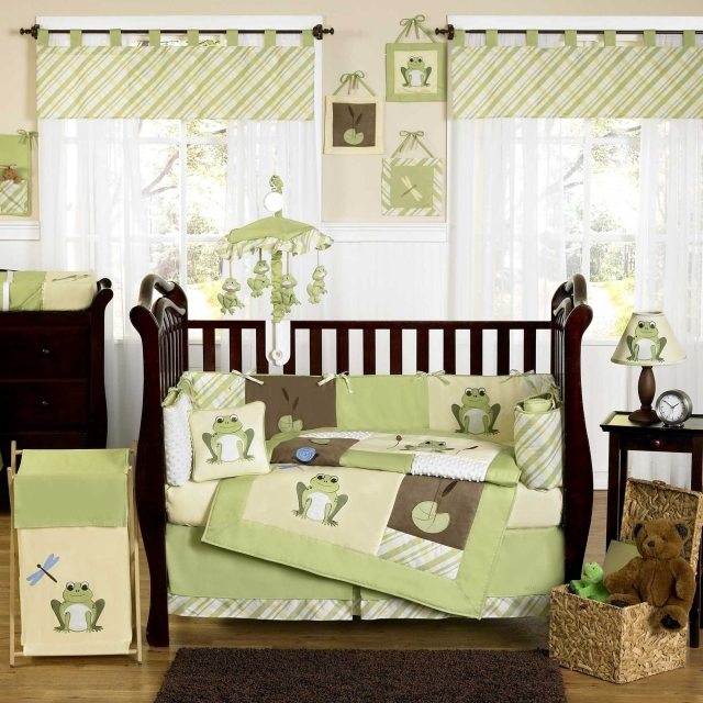 chambre-bébé-fille-murs-couleur-crèle-literie-accents-vert-pâle chambre bébé fille