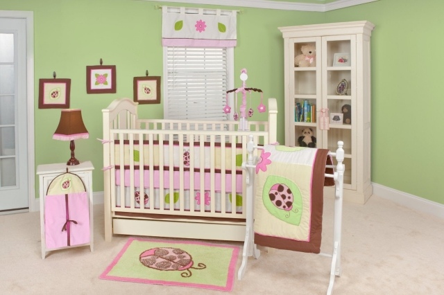 chambre-bébé-fille-murs-vert-pâle-accents-roses-marron