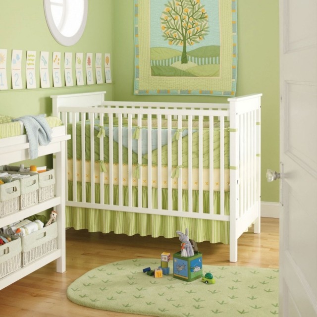 chambre-bébé-fille-murs-vert-pâle-literie-verte-lit-bébé-blanc