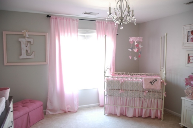 chambre-bébé-fille-rose-gris-murs-gris-clair-rideaux-rose-pâle chambre bébé fille