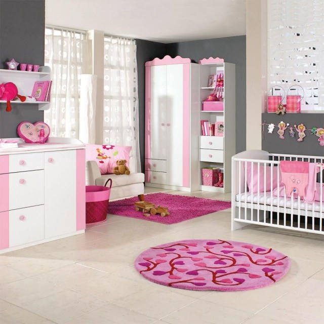 chambre-bébé-fille-rose-gris-murs-gris-tapis-rond-rose-accents-rose chambre bébé fille