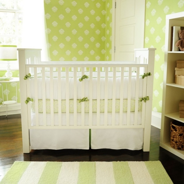 chambre-bébé-fille-vert-anis-murs-motifs-blancs-rubans-verts chambre bébé fille