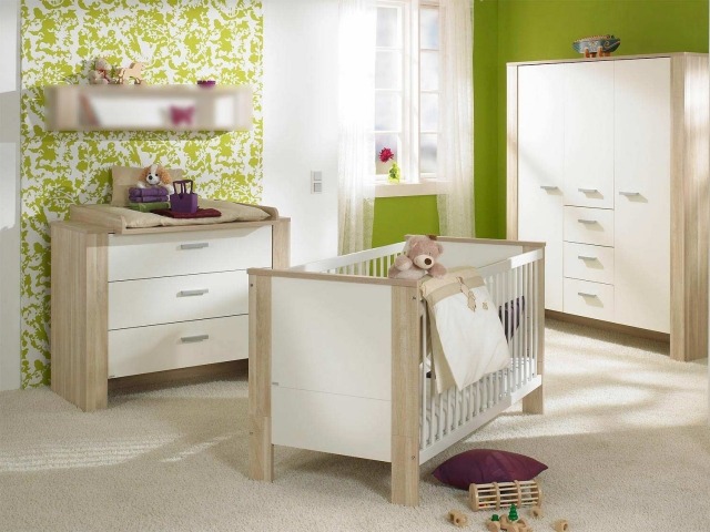 chambre-bébé-fille-vert-anis-papier-peint-blanc-motifs-verts-mobilier-bois-clair chambre bébé fille