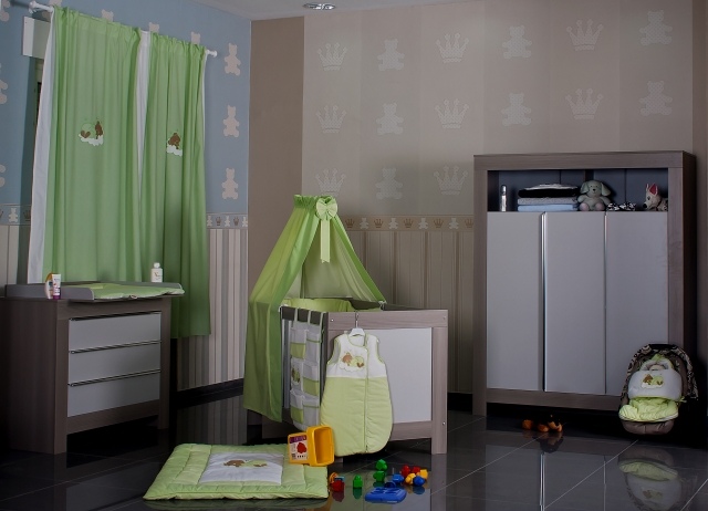 chambre-bébé-fille-vert-pâle-rideaux-accents-verts-mobilier-bois chambre bébé fille