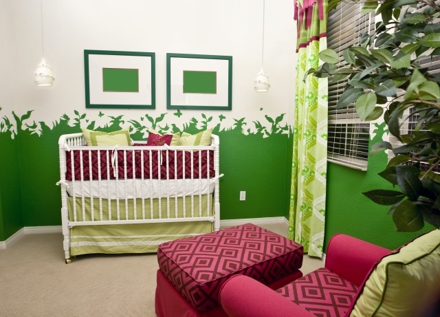 chambre-bébé-fille-vert-sapin-blanc-rideaux-vert-pâle-fauteuil-bordeaux chambre bébé fille