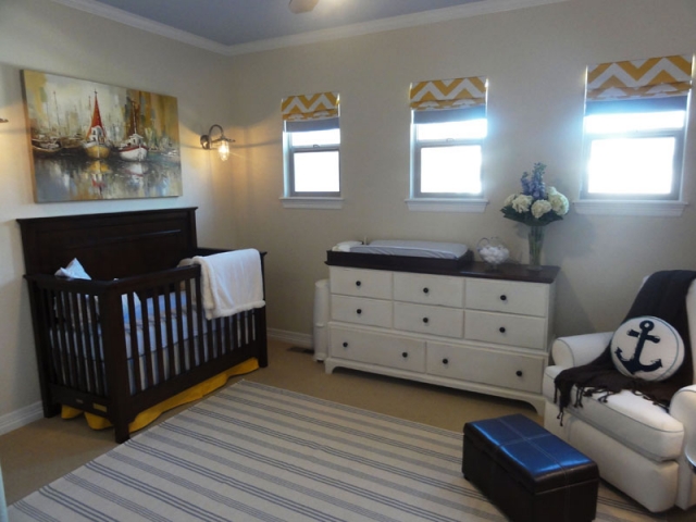 chambre-bébé-garçon-style-nautique-coussin-rond-blanc-motifs-ancre