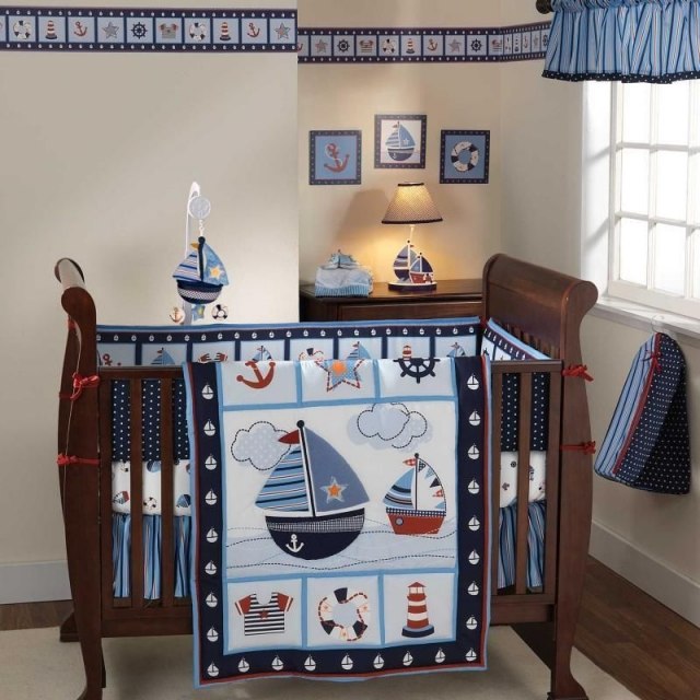 chambre-bébé-garçon-style-nautique-lit-bébé-bois-murs-blancs-motifs-nautiques