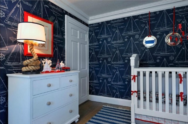 chambre-bébé-garçon-style-nautique-murs-bleu-foncé-motifs-voiliers