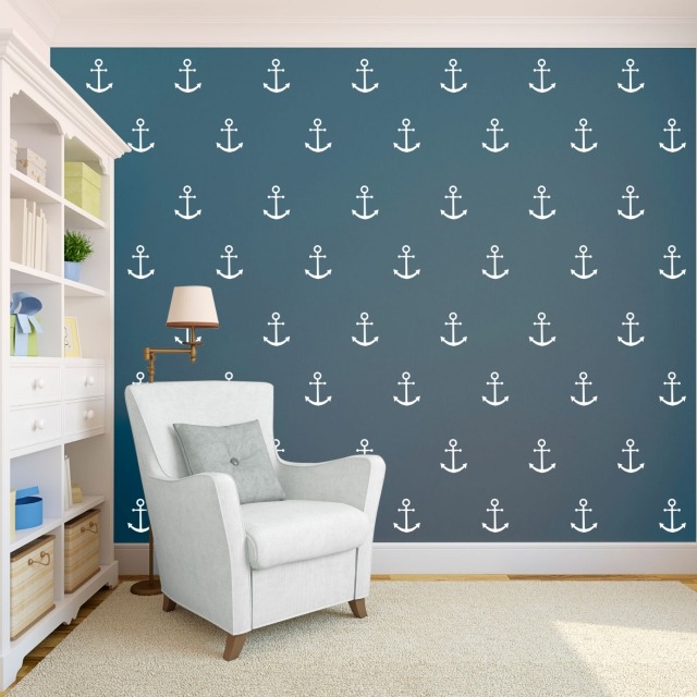 chambre-bébé-garçon-style-nautique-papier-peint-bleu-foncé-motifs-ancres
