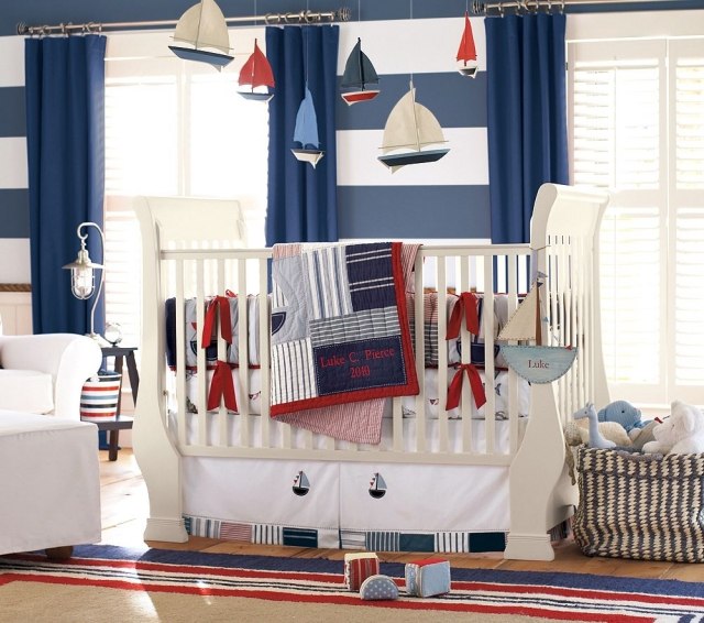 chambre-bébé-garçon-style-nautique-voiliers-lit-bébé-blanc-rideaux-bleu-foncé