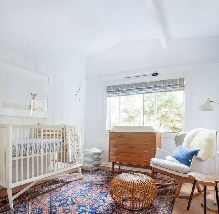 chambre de bébé mixte tapis sol commode fauteuil