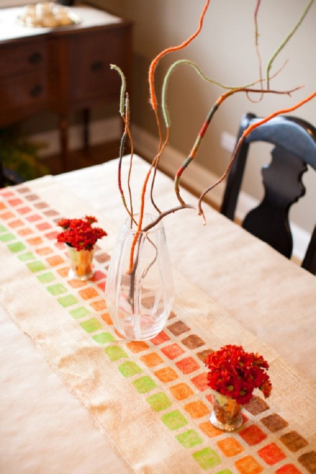 chemin-table-DIY-décoration-automne-jute-carrés-dessins-bouquets-fleurs-rouges