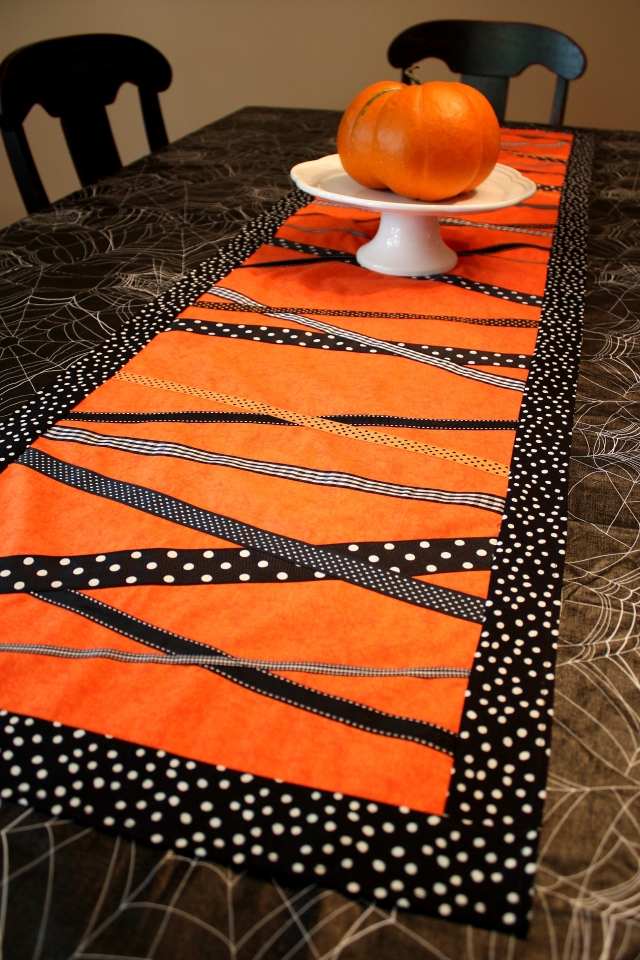 chemin-table-DIY-décoration-automne-orange-noir-pois-blncs-petite-citrouille-orange