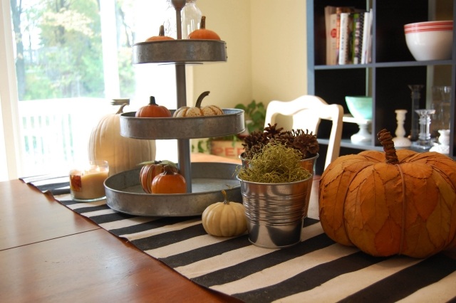 chemin-table-DIY-décoration-automne-rayures-noires-blanches-citrouille-décorative-feuilles