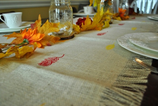 chemin-table-DIY-décoration-automne-toile-jute-feuilles-automanles