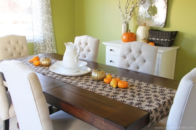 chemin-table-DIY-décoration-automne-toile-jute-feuilles-noires-petites-citrouilles