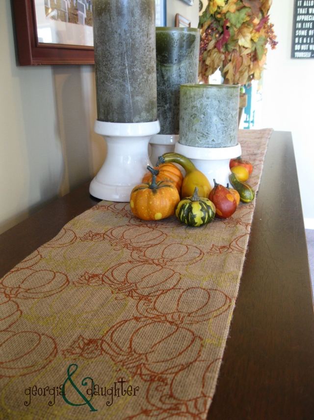 chemin-table-DIY-décoration-automne-toile-jute-motifs-citrouilles-petites-citrouilles-décoratives chemin de table d'automne